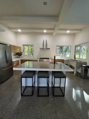 Réfrigérateur, four, plaque de cuisson, lave-vaisselle