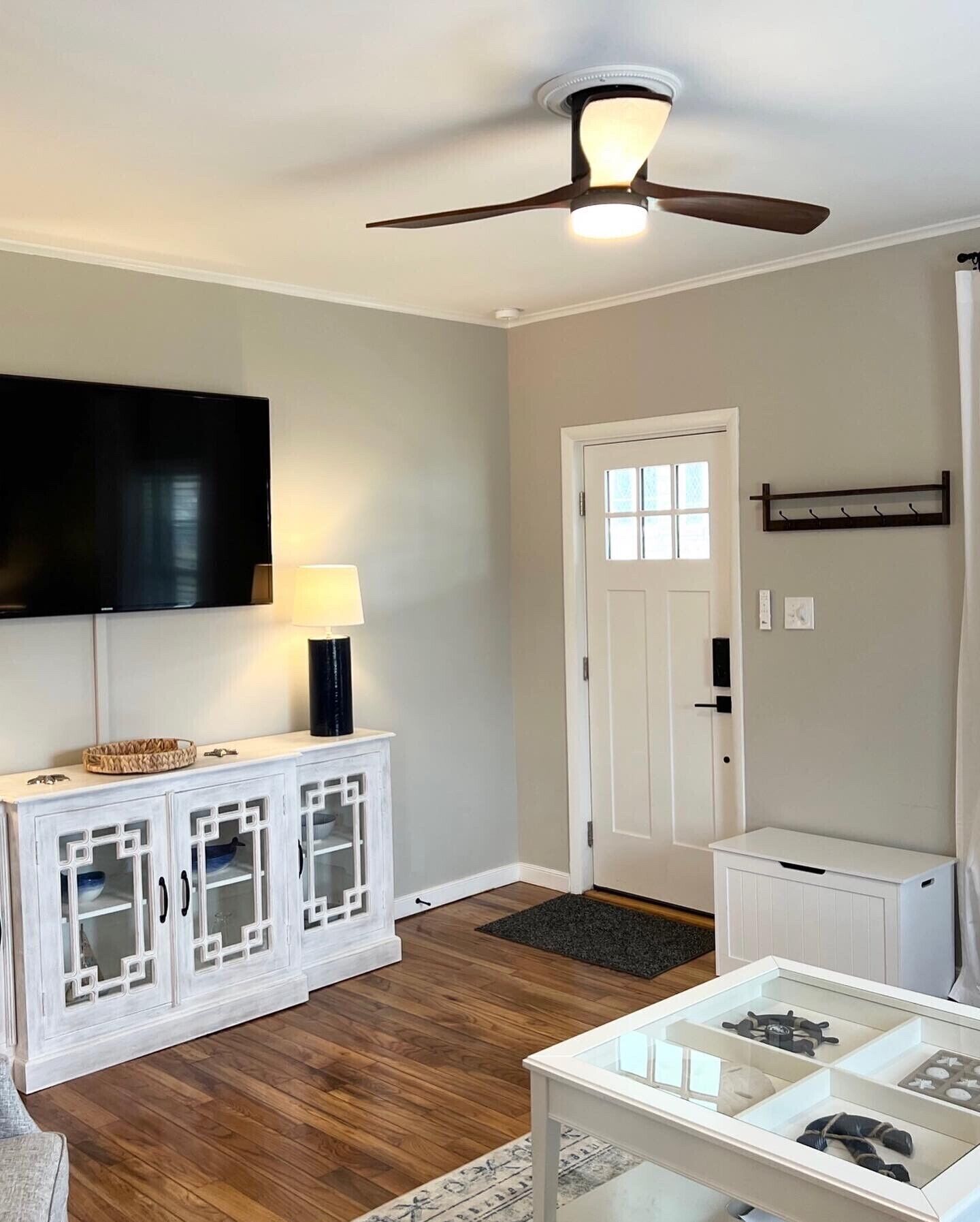 Two Blocks to Beach and Town and ON Central Park!