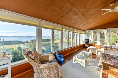 Family friendly and Charming home on the beach!