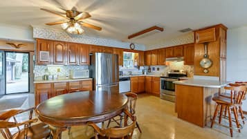 雪櫃、微波爐、焗爐、爐具