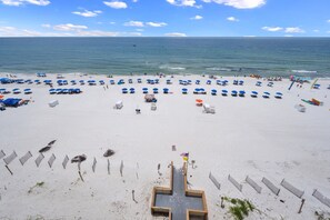 Plage, chaises longues
