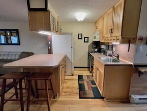 Fridge, microwave, oven, stovetop - 24 Mountain Crest, Snowshoe, WV - Rustic Retreat (Snowshoe)