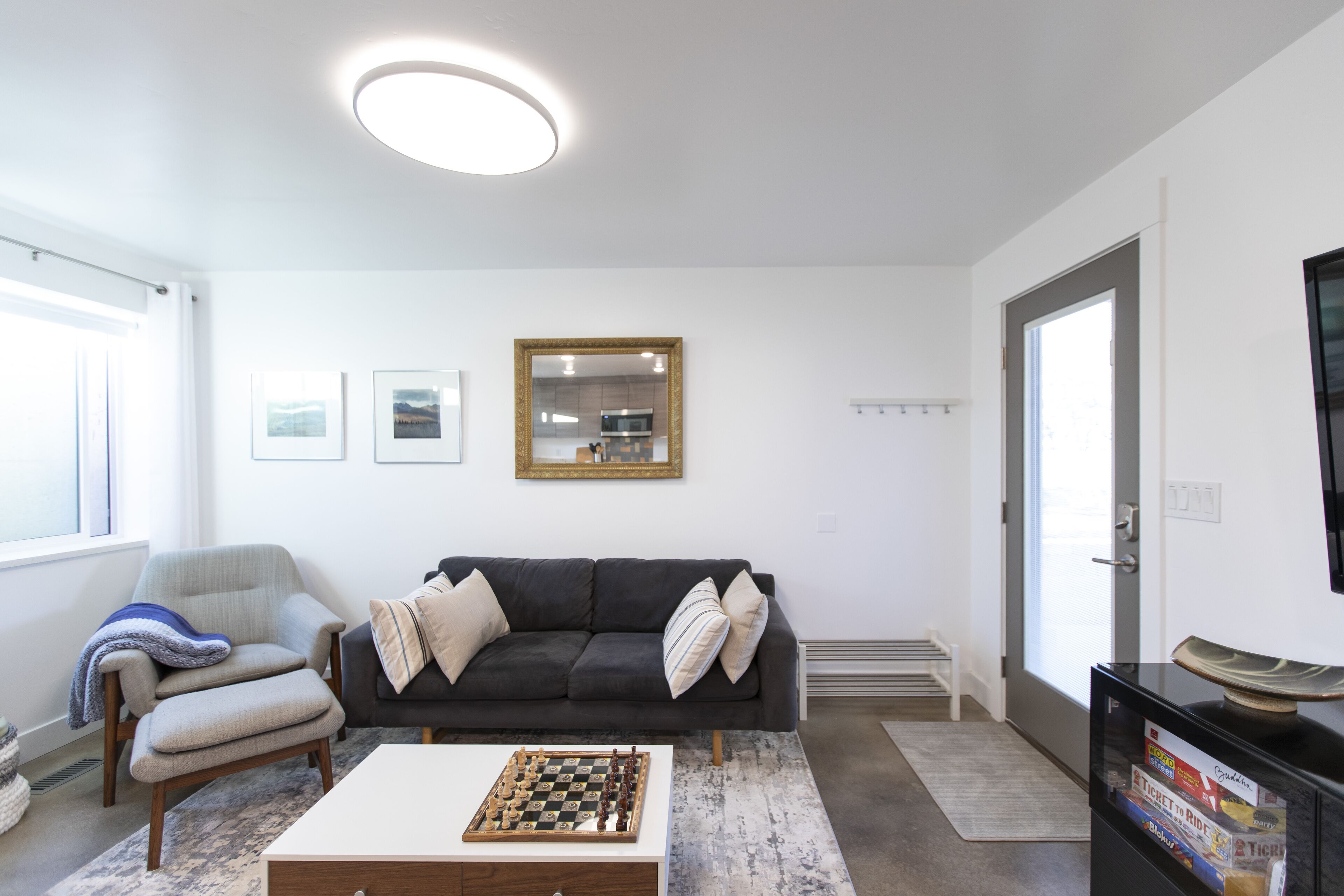 Modern Apt w/ Private Entry & Patio - Mtn Views