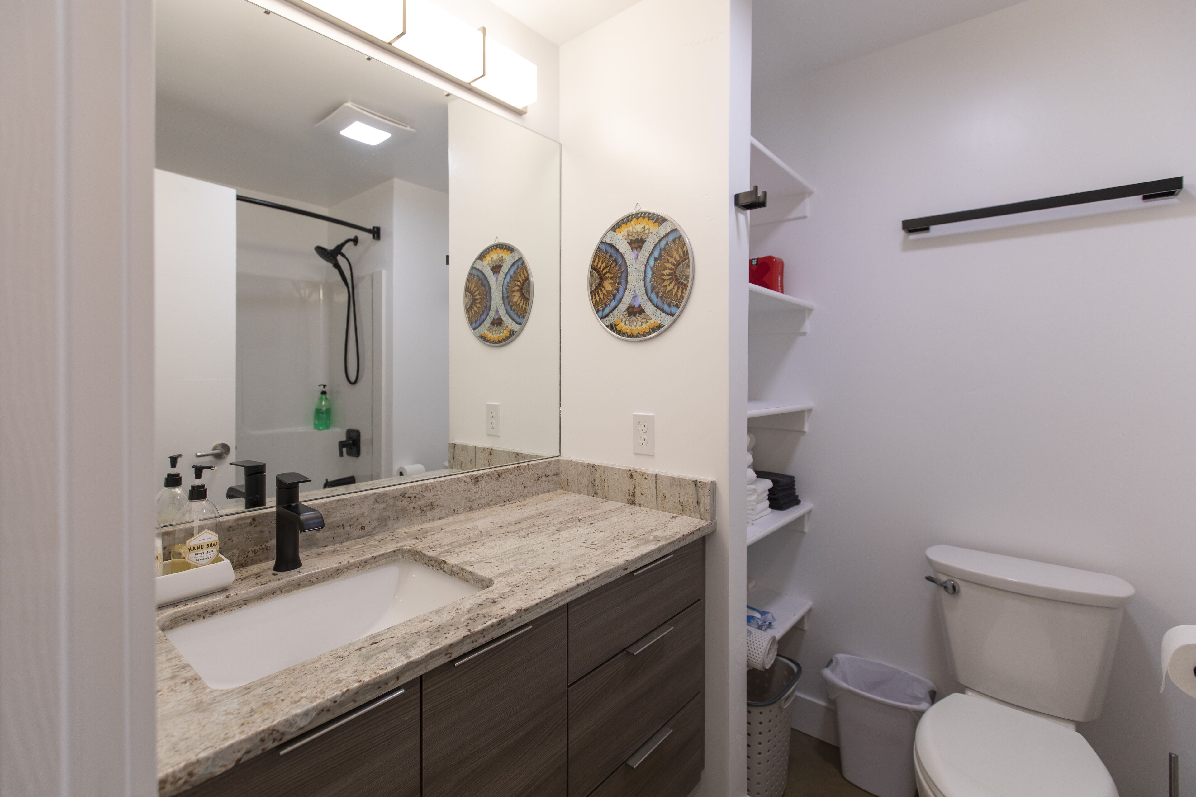 Modern Apt w/ Private Entry & Patio - Mtn Views