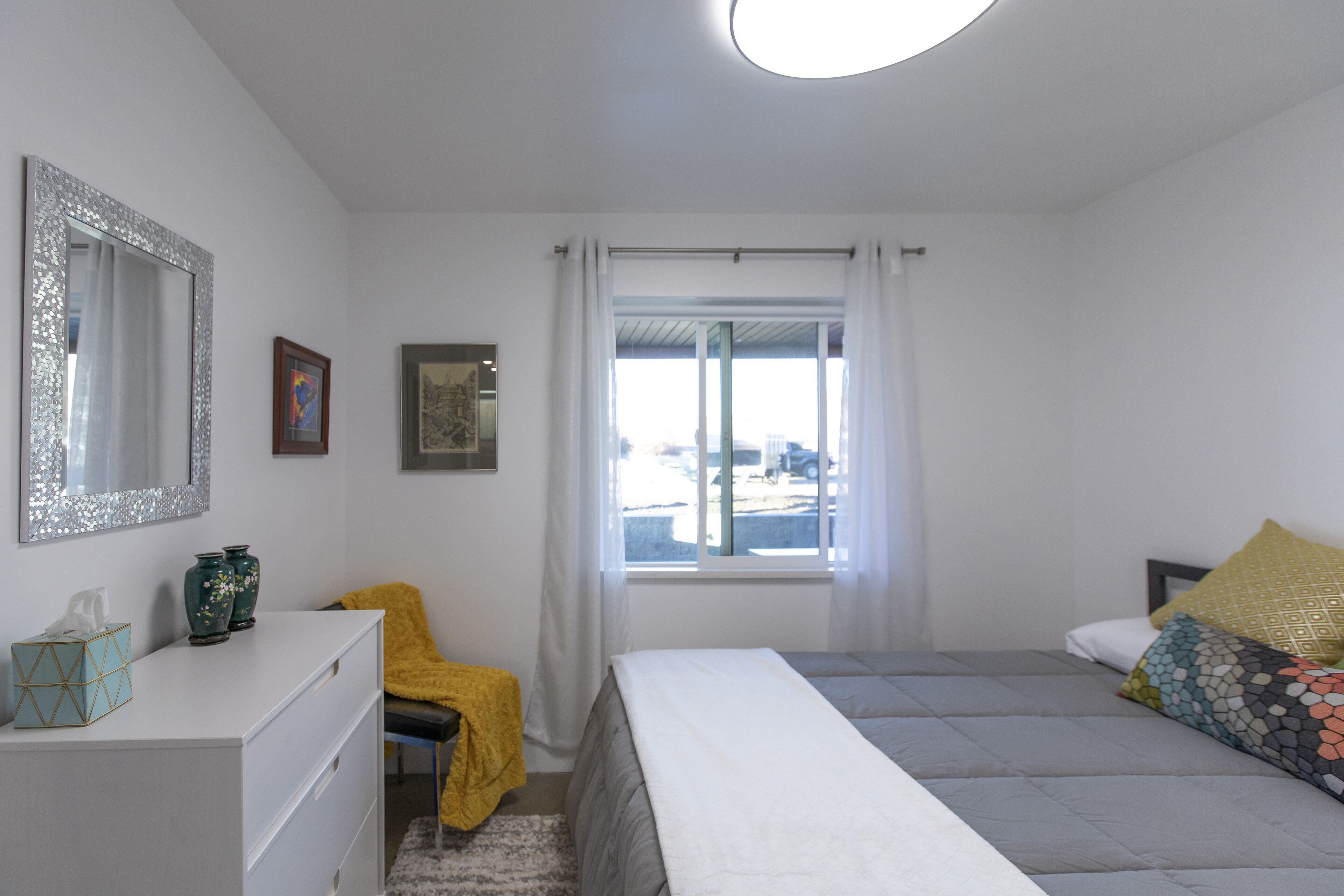 Modern Apt w/ Private Entry & Patio - Mtn Views