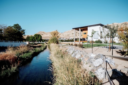 Modern Apt w/ Private Entry & Patio - Mtn Views