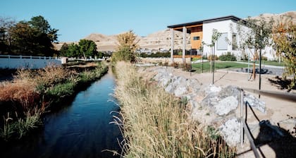 Modern Apt w/ Private Entry & Patio - Mtn Views