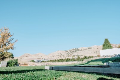 Modern Apt w/ Private Entry & Patio - Mtn Views