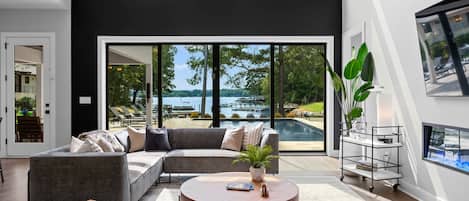 Smart TV, chimenea, futbolito y oficina