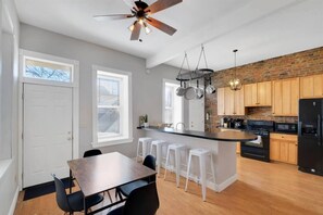 Refrigerador, microondas, horno y parrilla de estufa 