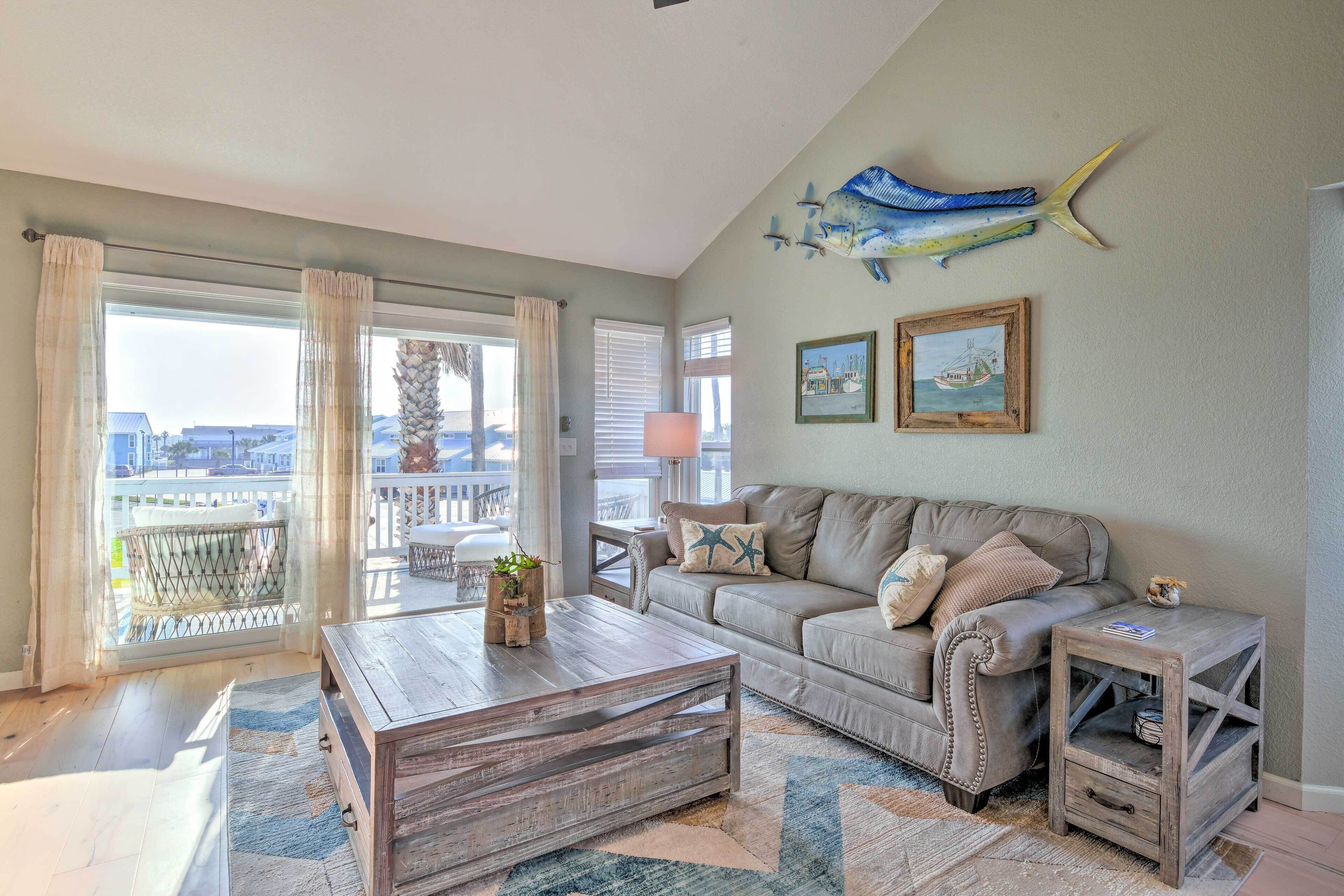 Beachy Rockport Condo w/ Pool & Fishing Pier!