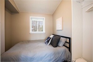 3 bedrooms, free WiFi, bed sheets - Cottage on Quiet Private Lake (Palmer Rapids)
