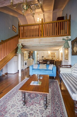 Living room - Casuarina Motel Suites (Pokolbin)