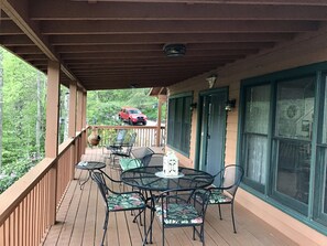 Outdoor dining - Beautiful Secluded Cabin with Creek and Mountain View , Pet Friendly (Franklin)