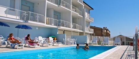 حمّام سباحة مُدفَّأ