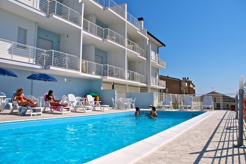 In an enchanting position, in a residential area just a stone's throw from the town center and directly on the territory of the Torre del Cerrano Marine Protected Area, the I Gabbiani residence offers you a relaxing vacation. Apartment two