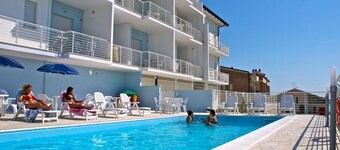 In an enchanting position, in a residential area just a stone's throw from the town center and directly on the territory of the Torre del Cerrano Marine Protected Area, the I Gabbiani residence offers you a relaxing vacation. Apartment two
