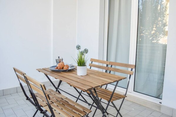 Outdoor dining - In an enchanting position, in a residential area just a stone's throw from the town center and directly on the territory of the Torre del Cerrano Marine Protected Area, the I Gabbiani residence offers you a relaxing vacation. Apartment two (Foggetta)
