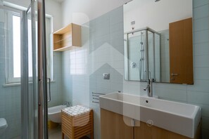 Douche, sèche-cheveux, bidet, serviettes fournies