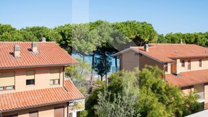 A residential area with terracotta-tiled roofs, a clear blue sky, and lush green trees. - Mugo - Three-room apartment a few steps from the sea (Pineto)