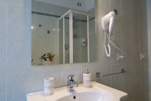 تجهيزات دش، مجففات شعر، مراحيض شطف، مناشف