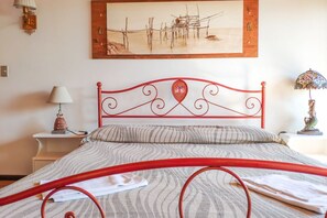 1 bedroom, bed sheets - Pinetina Di Paolo - Second floor apartment, directly on the sea (Pineto)