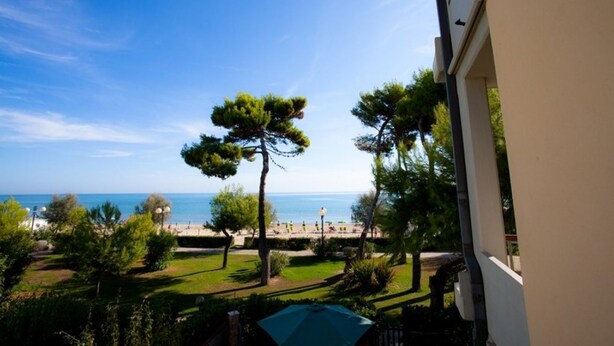 A balcony with a view of a beach and the sea. - Pinetina Di Paolo - Second floor apartment, directly on the sea (Pineto)