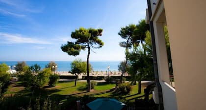 Pinetina Di Paolo - Second floor apartment, directly on the sea