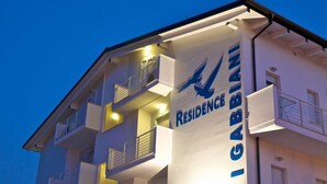 A building with the sign "Residence I GABBIANI" and balconies. - I Gabbiani 10 - Ali - Two-room apartment on second floor with balcony (Foggetta)