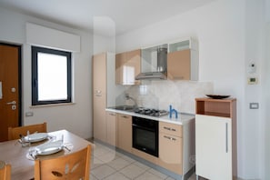 Frigorifero, forno, piano cottura, pentole/stoviglie/utensili