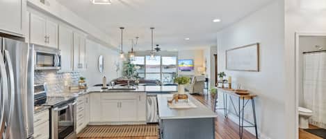 Frigorifero, microonde, forno, piano cottura