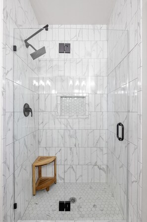 Combined shower/bathtub, jetted bath, towels, toilet paper - Revitalize at Lands' End! - Main Channel View, Shaded Deck, Waterfall Pool, WiFi (Osage Beach)
