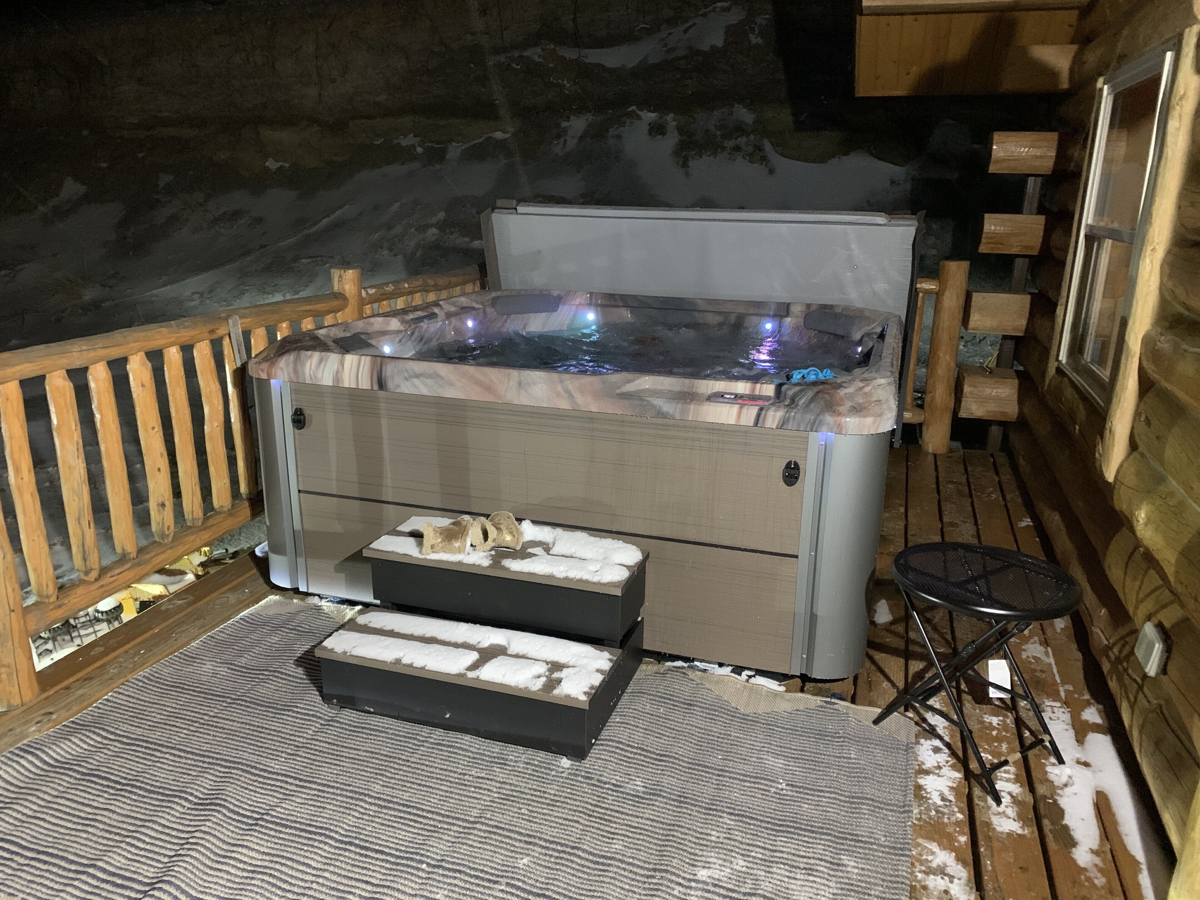 Beautiful comfy  2 bedroom cabin with hot tub