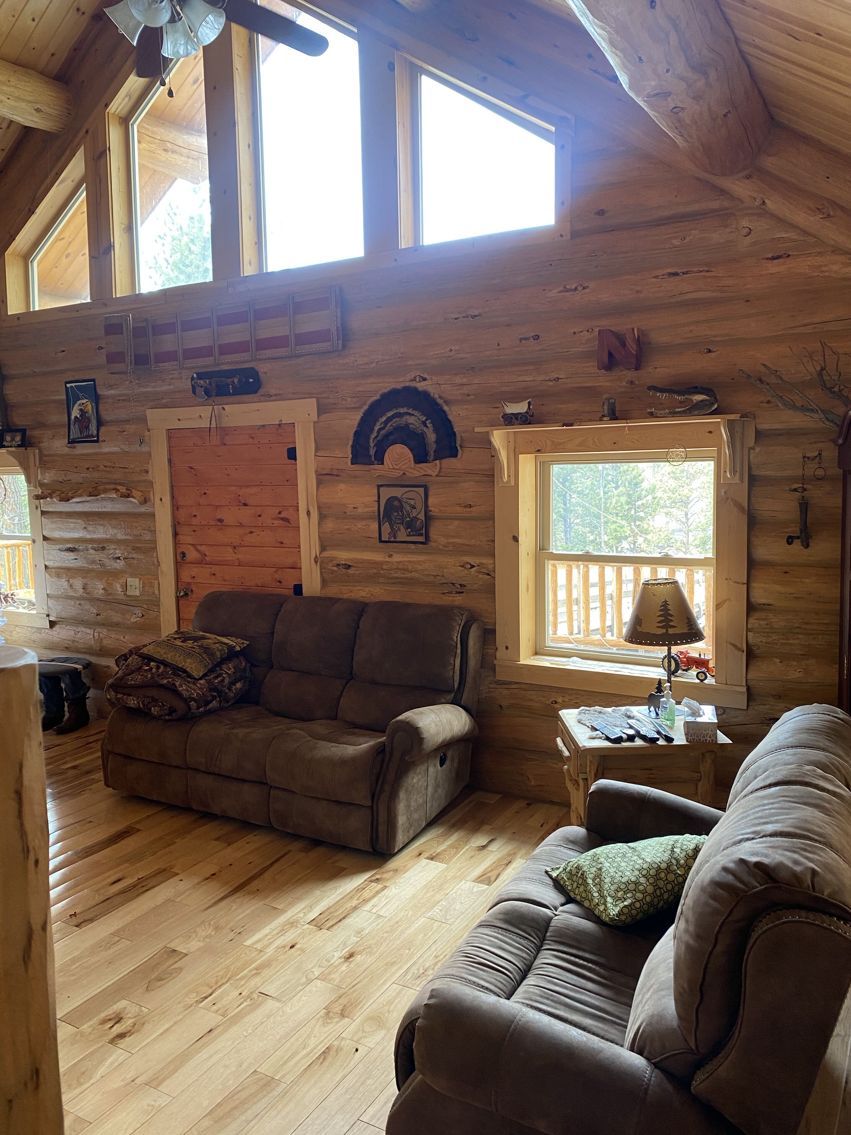 Beautiful comfy  2 bedroom cabin with hot tub