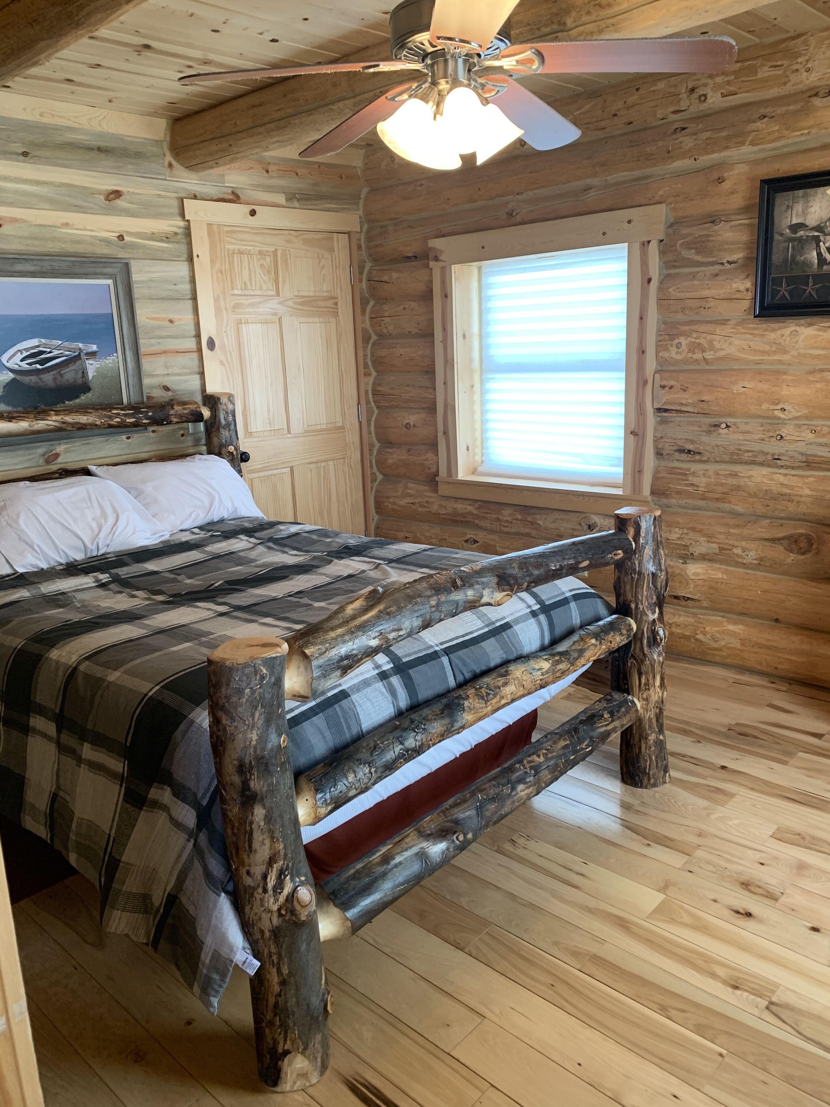 Beautiful comfy  2 bedroom cabin with hot tub