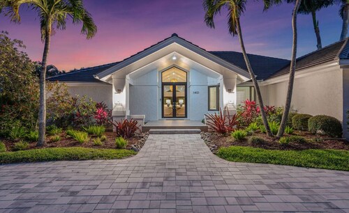 Four Bedroom, Newly Remodeled Home with beautiful views of Robert Bay