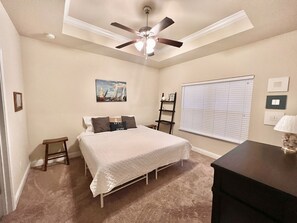 4 bedrooms, desk, iron/ironing board, free WiFi - Coastal Getaway near Pensacola beach, Downtown & NAS + walk to bayou & marinas (Pensacola)