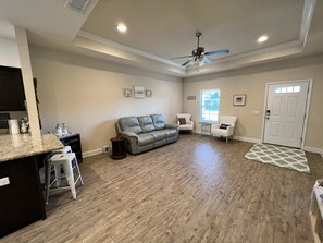 Smart TV, books - Coastal Getaway near Pensacola beach, Downtown & NAS + walk to bayou & marinas (Pensacola)