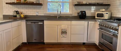 Mikrobølgeovn, oppvaskmaskin, kaffetrakter/tekoker og kjøkkenutstyr