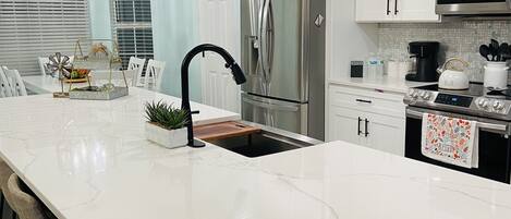 Microwave, oven, dishwasher, coffee/tea maker