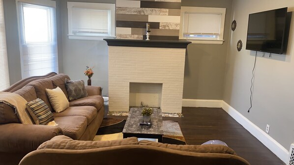 TV - A Perfect well furnished, spacious 2Bedroom house (Detroit)