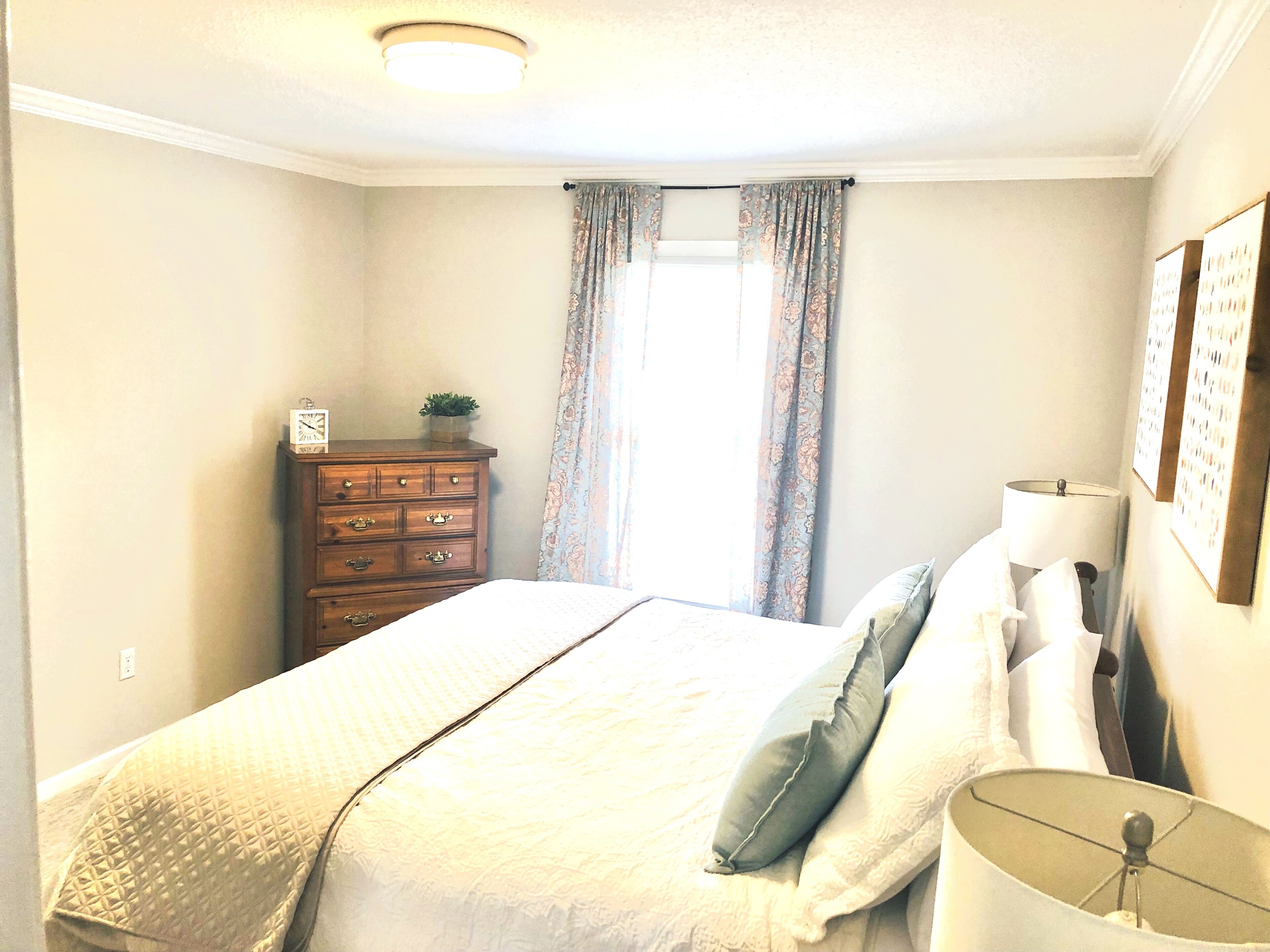 NEW!! The Yellow Cottage, FREE WIFI, parking and coffee!