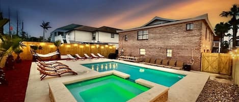 Een verwarmd zwembad en ligstoelen