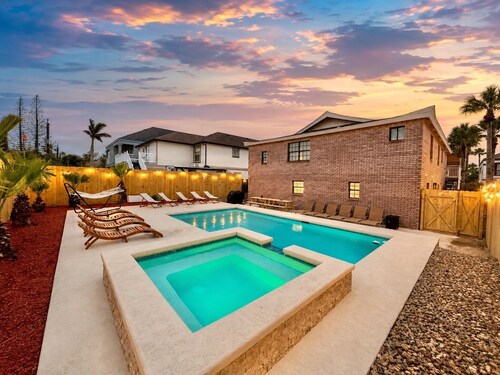 Sleeps 22⛱ 7 bedrooms - 2min walk To The Beach, Private Heated Pool & Hot Tub⛱ Zula Del Mar South Padre Island Texas
