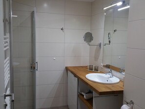 Ducha, secador de pelo, toallas