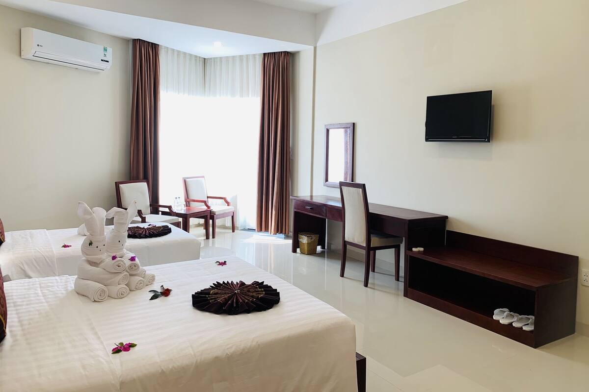 Luxury Double or Twin Room | In-room safe, desk, laptop workspace, blackout curtains