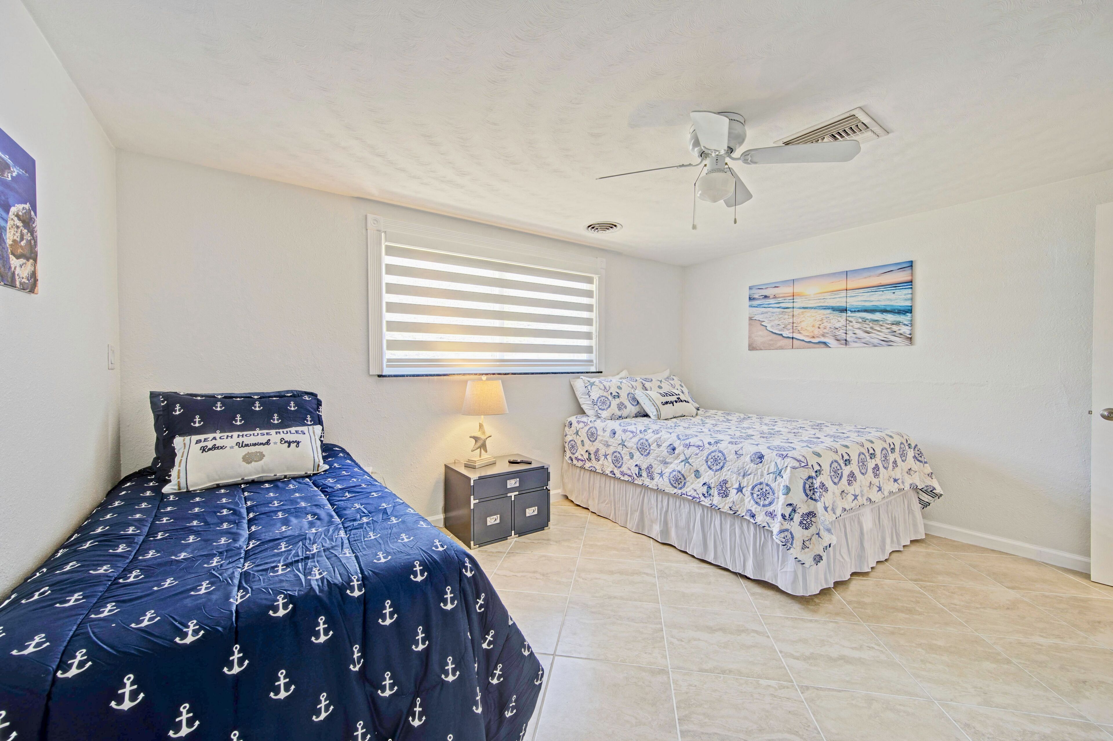 Family getaway 5 miles to Siesta Beach.  Heated Pool, bicycles & game.Sleep 10. 