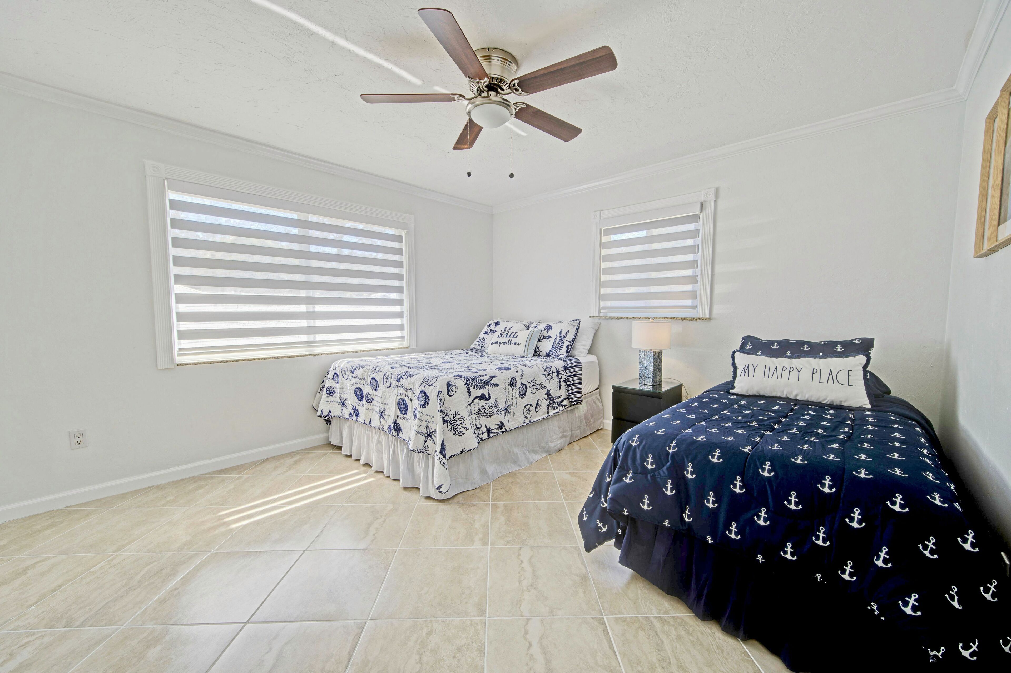 Family getaway 5 miles to Siesta Beach.  Heated Pool, bicycles & game.Sleep 10. 