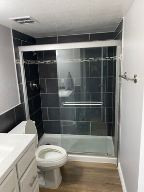 Combined shower/tub, towels, soap, toilet paper