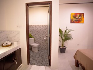 Shower, hydromassage showerhead, towels - Bali Laksita Homestay (Canggu)